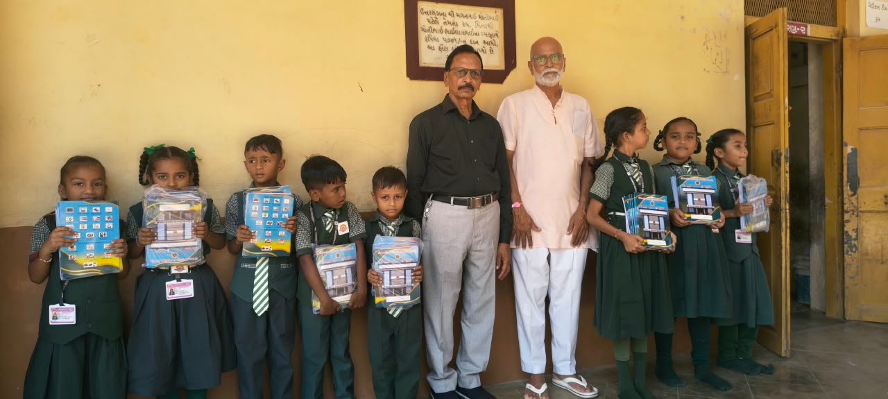 📚📚ધી ઉત્તરસંડા પીપલ્સ કો ઓપ બેન્ક લિમિટેડ તરફથી ઉત્તરસંડા કેળવણી મંડળ સંચાલિત શ્રીમતી એમ.સી. પટેલ પ્રાથમિક શાળા, ઉત્તરસંડાના  ધોરણ ૧ થી ૮ ના વિદ્યાર્થીઓને પ્રોત્સાહન અને સહાય મળી રહે તે હેતુથી ચોપડાનું વિતરણ કરવામાં આવ્યું તે બદલ ઉત્તરસંડા કેળવણી મંડળ તેમ